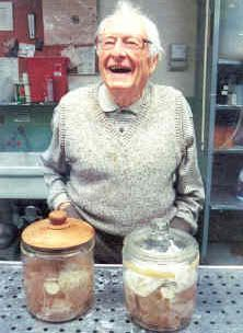 Sau một thời gian, một phóng viên phát hiện Harvey và các mẫu vật trong tủ lạnh của ông.