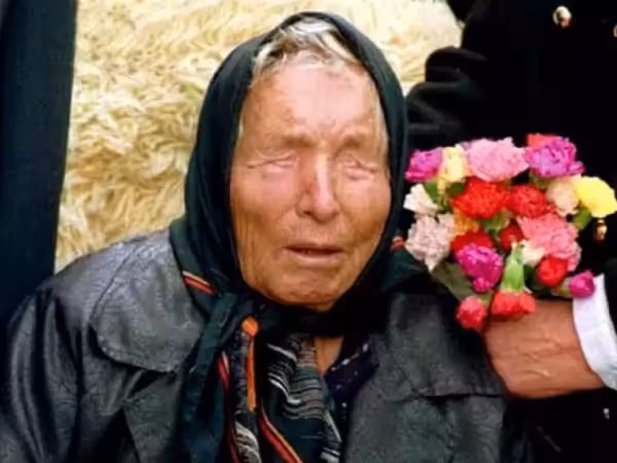 2. Baba Vanga: Baba Vanga, một nhà tiên tri người Bulgaria, có lời tiên tri về nhiều sự kiện trong tương lai.