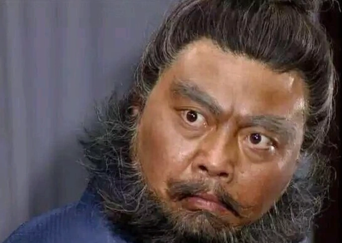 3. Trương Phi nổi tiếng với võ công cái thế. Miêu tả trong "Tam quốc diễn nghĩa" nói về chiều cao của ông là "8 tấc" (hơn 1,92m), đôi mắt mở to, râu cong lên, giọng nói mạnh mẽ như sét đánh.