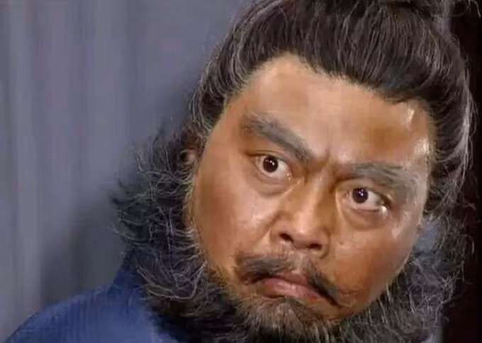 3. Trương Phi nổi tiếng với võ công cái thế. Miêu tả trong "Tam quốc diễn nghĩa" nói về chiều cao của ông là "8 tấc" (hơn 1,92m), đôi mắt mở to, râu cong lên, giọng nói mạnh mẽ như sét đánh.