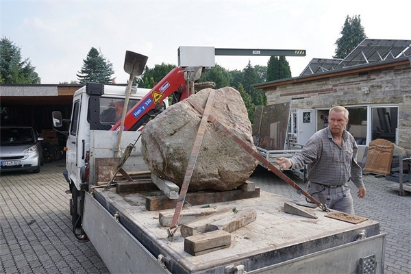 Khi tảng đá bị đốt nóng, máy phát chuyển nhiệt thành điện năng, hỗ trợ việc phát wifi thông qua phần mềm tự chế Piratebox, cho phép người dùng kết nối và tải tệp từ ổ USB bên trong tảng đá.