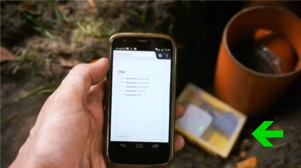 Aram Bartholl đã cài đặt vào tảng đá máy phát sóng wifi và ổ USB chạy bằng nhiệt. Trong ổ USB này, có hướng dẫn sinh tồn dưới dạng file PDF.