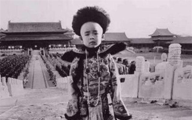 Ngay lần đầu diện kiến Từ Hi Thái hậu, Phổ Nghi đã bắt gặp một bức màn đen lạnh, phía bên trong màn đó, ông thấy khuôn mặt gầy gò và vô cùng xấu xí của bà hoàng. Phổ Nghi khi ấy mới chỉ là một đứa trẻ đã bị kích động mạnh mẽ đến mức khóc lóc.