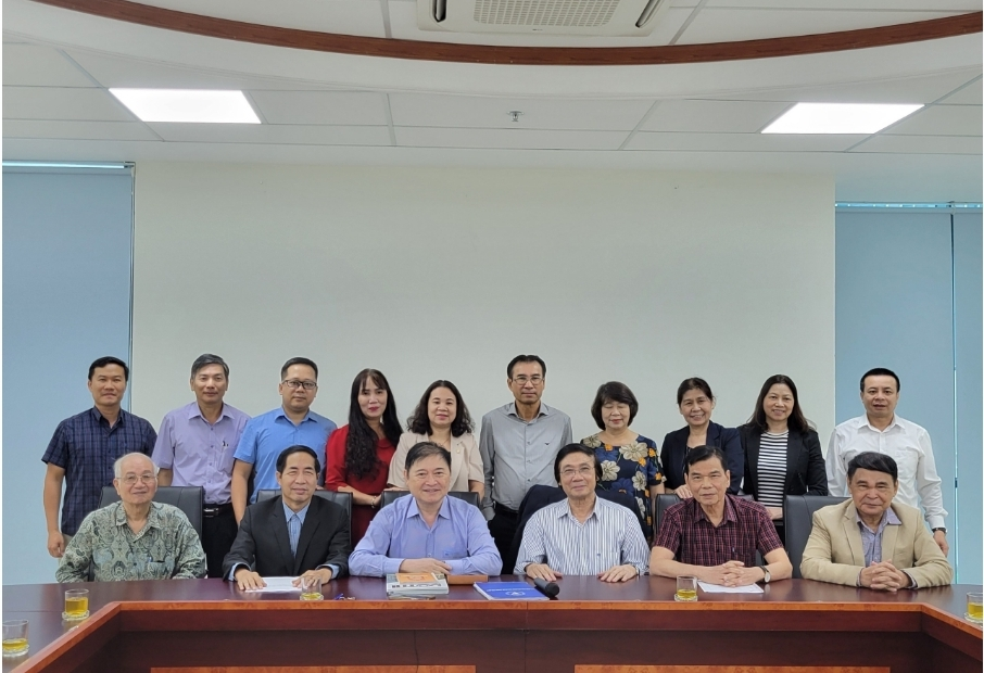 Chu tich Phan Xuan Dung lam viec voi Hoi Quy hoach Phat trien do thi Viet Nam-Hinh-6