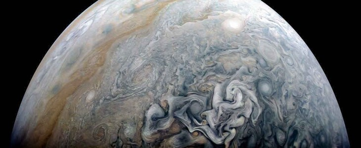 Nhiều hình ảnh tương tự của pareidolia đã được ghi lại từ các nhiệm vụ trước đó như tranh Van Gogh hoặc con cá heo trong trời.