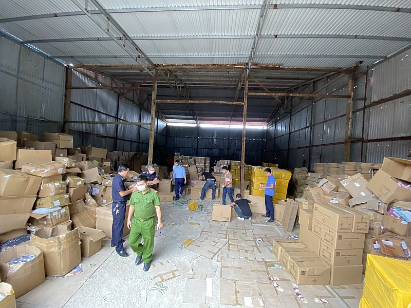 Kiểm tra, phát hiện kho thuốc lá điện tử vi phạm lớn nhất từ trước đến nay Kiem tra, phat hien kho thuoc la dien tu vi pham lon nhat tu truoc den nay