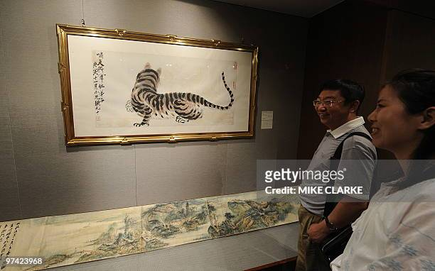 Trong bức tranh này, con hổ trông giống một con mèo ốm đang nằm co quắp, không quay mặt để lộ chữ vương quyền lực trên trán như các bức tranh truyền thống. (Ảnh: Gettyimages)