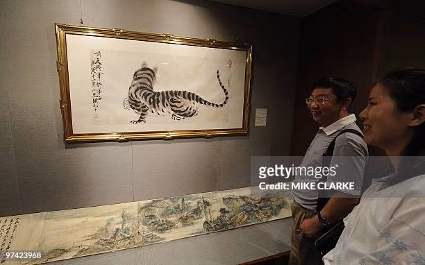 Trong bức tranh này, con hổ trông giống một con mèo ốm đang nằm co quắp, không quay mặt để lộ chữ vương quyền lực trên trán như các bức tranh truyền thống. (Ảnh: Gettyimages)