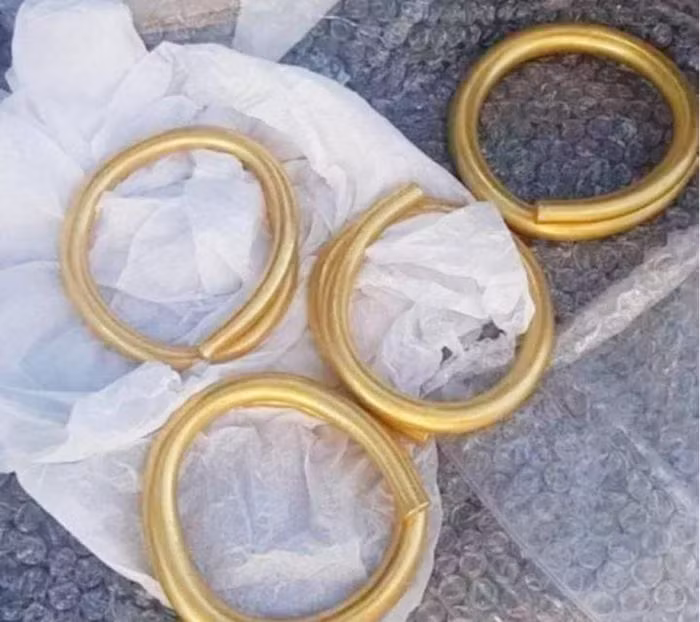 Năm 2018, một người nông dân tên Norman Witherow ở hạt Donegal, Ireland, quyết định đào cống và trong quá trình đào bới, ông phát hiện " kho báu" gồm 4 chiếc vòng vàng lóe sáng trong đất.