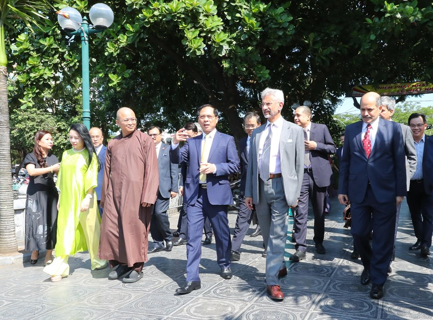 Bộ trưởng Ngoại giao Bùi Thanh Sơn đón Bộ trưởng Ngoại giao Ấn Độ Subrahmanyam Jaishankar thăm chùa Trấn Quốc. (Ảnh: Lâm Khánh/TTXVN)