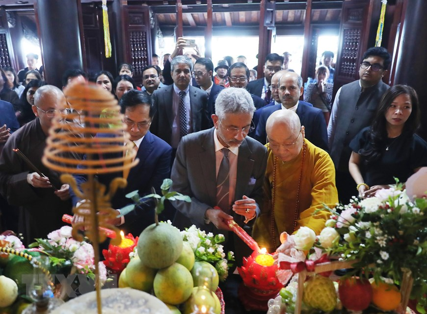 Bộ trưởng Ngoại giao Bùi Thanh Sơn và Bộ trưởng Ngoại giao Ấn Độ Subrahmanyam Jaishankar dâng nến tại chùa Trấn Quốc. (Ảnh: Lâm Khánh/TTXVN)