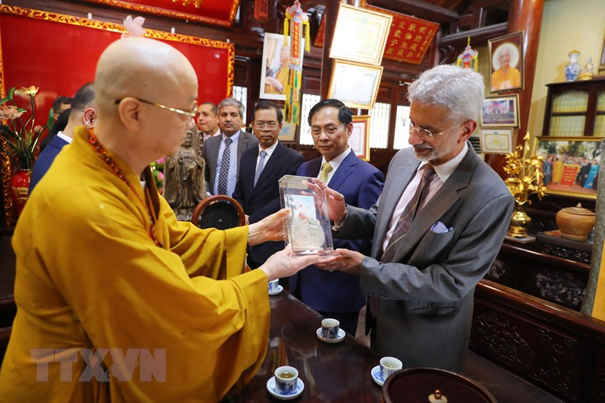 Hoà thượng Thích Thanh Nhã tặng Bộ trưởng Ngoại giao Ấn Độ Subrahmanyam Jaishankar chiếc lá bồ đề khô từ cây trồng tại chùa Trấn Quốc. (Ảnh: Lâm Khánh/TTXVN)