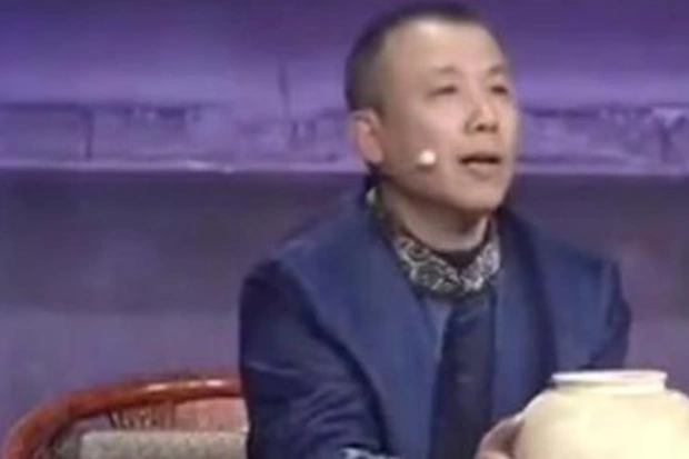 Các chuyên gia cho rằng chiếc bình này có giá trị nghiên cứu và đề nghị chàng trai giao lại nó cho các bảo tàng nghiên cứu cổ vật.