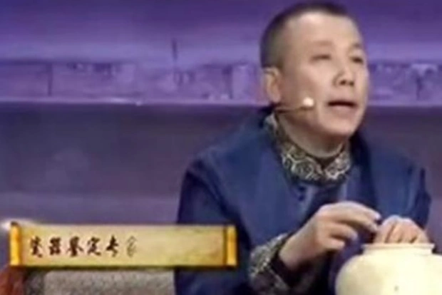 Tuy nhiên, khi chàng trai hỏi về giá trị của chiếc bình, các chuyên gia từ chối định giá.