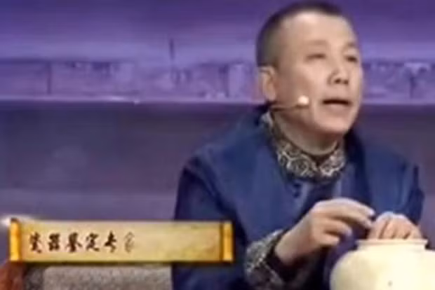 Tuy nhiên, khi chàng trai hỏi về giá trị của chiếc bình, các chuyên gia từ chối định giá.