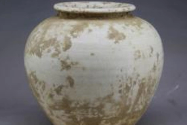 Chiếc bình sứ này thường được mẹ anh dùng để muối cải bắp.