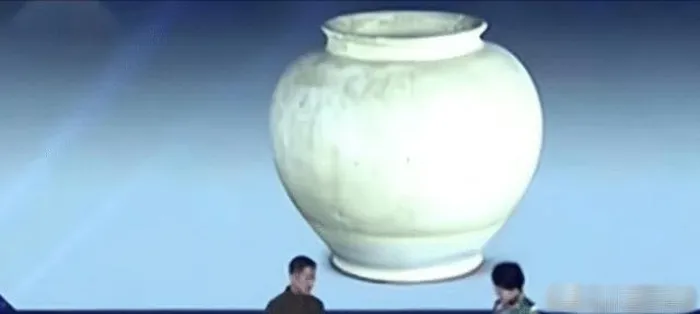 Một chàng trai ở Trung Quốc đã mang chiếc bình sứ từ nhà mẹ mình đến một chương trình thẩm định cổ vật.