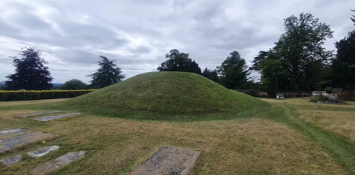 Sự xuất hiện của các ngôi mộ kỳ lạ như vậy đã đặt ra giả thuyết về sự tồn tại của "chuyển giới" trong thời cổ đại và có thể đã được công nhận trước khi bị gián đoạn trong thời gian dài.