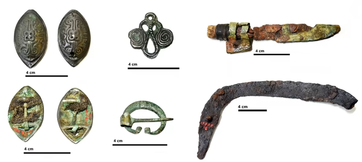 Ban đầu, mộ này được cho là của một phụ nữ quý tộc vì thi hài được mặc váy và trang sức nữ tính. Tuy nhiên, mộ này cũng chứa các đồ tùy táng và một cây kiếm, đặc trưng cho đàn ông.