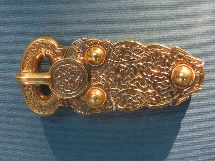 Trong những ngôi mộ cổ 1.500 năm tuổi này, người phụ nữ được chôn cùng vũ khí và đồ trang sức như một chiến binh nam giới, trong khi nam giới lại được chôn cùng các dụng cụ và trang phục phụ nữ.