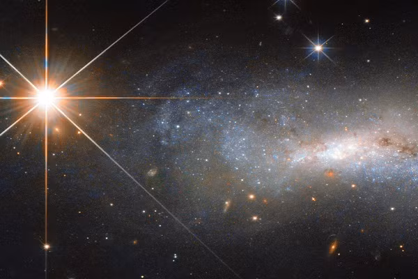 Chớp sóng vô tuyến đã gây nhiều tranh cãi và đồn đoán, với nhiều giả thuyết về nguồn gốc khác nhau, bao gồm các vụ sáp nhập lỗ đen, sao neutron hoặc thậm chí là tín hiệu từ nền văn minh ngoài Trái Đất.