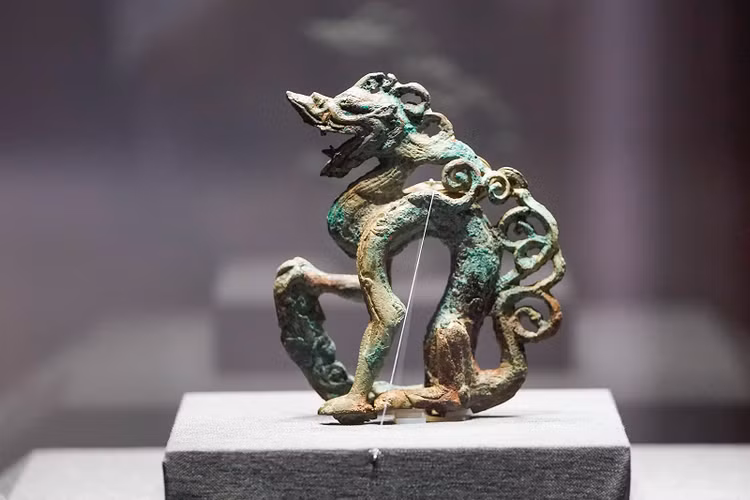 Các chuyên gia gọi vật thể này là Đồng Tọa Long. Đồng Tọa Long có hình thể của một con rồng với phần đầu giống sư tử và phần miệng giống chim ưng. Trên thân của Đồng Tọa Long có các lỗ nhỏ được thiết kế để phát ra tiếng kêu khi có gió thổi qua.