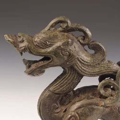 Bức tượng Đồng Tọa Long đã trở thành cổ vật văn hóa hạng nhất quốc gia và được bảo quản trong bảo tàng di tích văn hóa tại Hắc Long Giang.