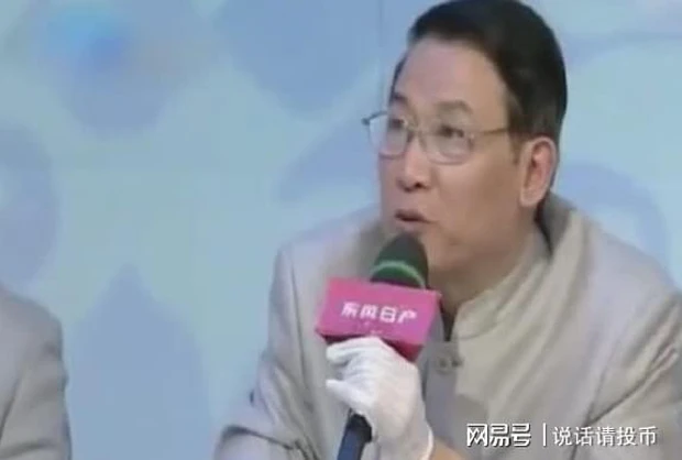 Cô gái người Pháp giải thích, người Trung Quốc này có mối quan hệ tốt với ông nội và đã tặng những bức hình này cho ông. Việc này khiến mọi người kinh ngạc vì vào thời xưa, việc đến Trung Quốc và nhận được những món quà như vậy thường liên quan đến người giàu có và quyền lực.