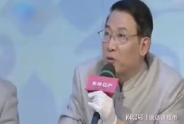 Cô gái người Pháp giải thích, người Trung Quốc này có mối quan hệ tốt với ông nội và đã tặng những bức hình này cho ông. Việc này khiến mọi người kinh ngạc vì vào thời xưa, việc đến Trung Quốc và nhận được những món quà như vậy thường liên quan đến người giàu có và quyền lực.