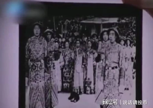 Cô gái đã chia sẻ rằng, những tấm hình này là món quà của một người Trung Quốc cho ông nội của cô, người làm việc tại đại sứ quán Pháp. Điều này đã khiến chuyên gia trong chương trình giám định bảo vật tò mò và hỏi về danh tính của ông nội cô và cách ông nhận được những bức hình chụp của Từ Hi Thái hậu.