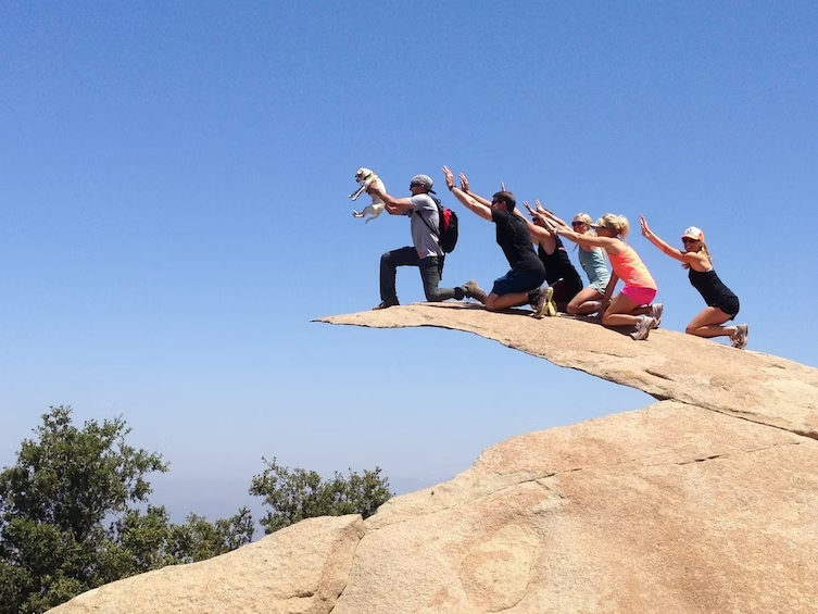 Để đến đây, du khách cần đi bộ khoảng 8 dặm (khoảng 12,8 km) lên núi, mất khoảng 3 tiếng.