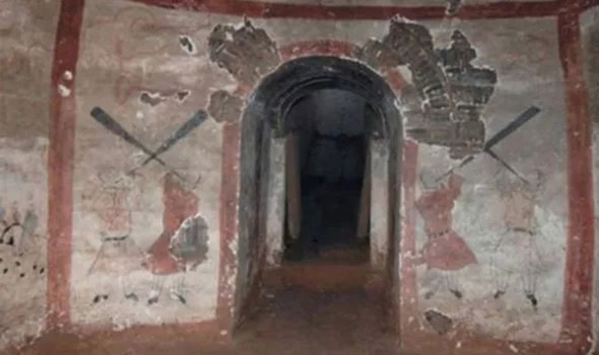 Năm 2013, một nhóm khảo cổ Trung Quốc tìm thấy một ngôi mộ cổ ở thành phố Tân Châu, tỉnh Sơn Tây, Trung Quốc. Ngôi mộ này có niên đại ước tính 1.400 năm.