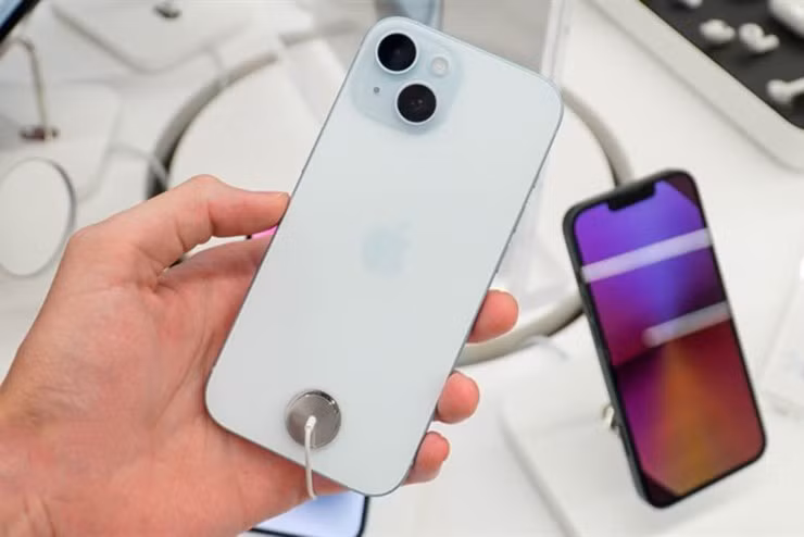 Mặc dù có những cải tiến, iPhone 15 vẫn cảm thấy như một bản rút gọn của các phiên bản Pro, nhiều người dùng cảm thấy rằng nó không đủ để cạnh tranh với các thiết bị Android cùng tầm giá.