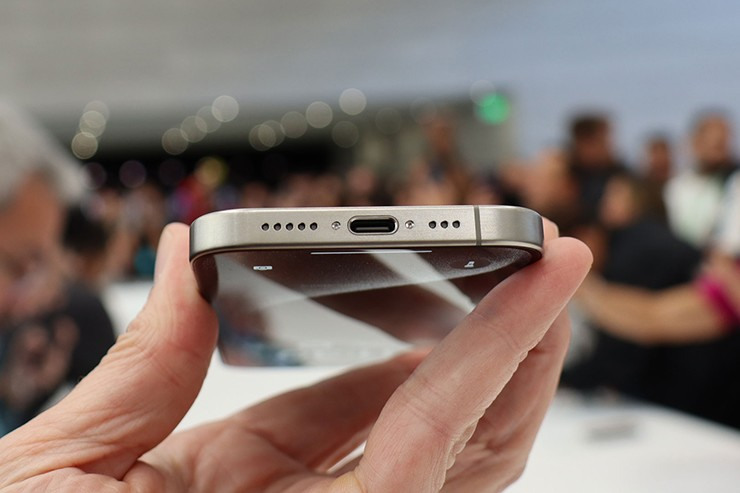 Mặc dù iPhone 15 đã chuyển từ cổng Lightning sang USB-C, nhưng cổng USB-C trên iPhone 15 chỉ hỗ trợ giao thức 2.0, trong khi các phiên bản Pro hỗ trợ giao thức 3.2.