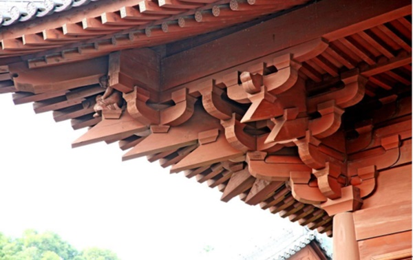 Một bí ẩn khác liên quan đến việc làm sao Tử Cấm Thành vẫn tồn tại sau hơn 600 năm và chịu được hơn 200 trận động đất mạnh mẽ. Các nhà nghiên cứu đã phân tích kiến trúc của công trình và tìm thấy rằng nó sử dụng các kết cấu "đấu củng" để tạo ra tính chịu động đất cao.