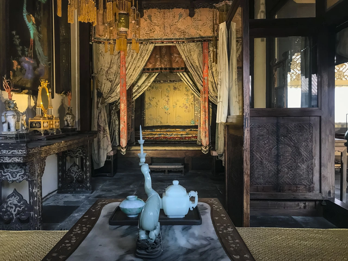 Tử Cấm Thành còn có một phần là lãnh cung, nơi phi tần bị trừng phạt hoặc bị giam giữ, một khu vườn bí mật gọi là Vườn Càn Long, mở cửa cho du khách sau nhiều năm tu sửa. Tuy nhiên, vẫn còn một số khu vực được coi là "vùng cấm" như lãnh cung, không cho du khách tham quan.