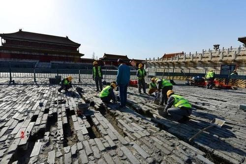 Bí ẩn đầu tiên liên quan đến việc xây dựng Tử Cấm Thành là những viên đá cẩm thạch nặng tới 200-300 tấn đã được chuyển từ nơi cách 70km và được xây dựng lên thành công trình.