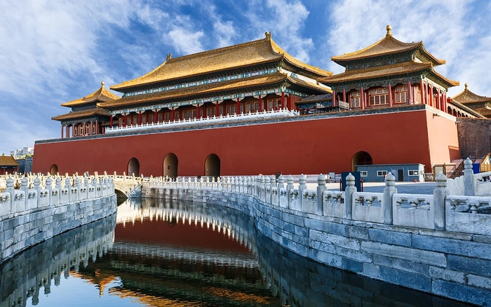 Tử Cấm Thành bao gồm một quần thể cung điện nguy nga, với tổng diện tích lên đến 720.000 mét vuông và hơn 9.999 gian phòng.