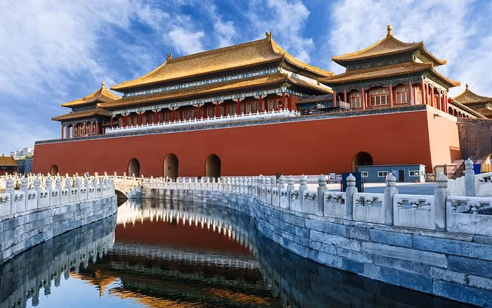 Tử Cấm Thành bao gồm một quần thể cung điện nguy nga, với tổng diện tích lên đến 720.000 mét vuông và hơn 9.999 gian phòng.