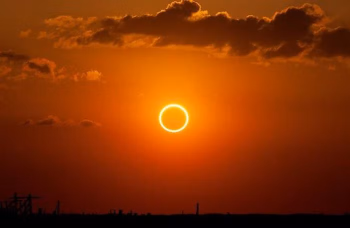  Nhật thực hình khuyên xảy ra khi Mặt Trăng ở xa Trái Đất đủ để che khuất hoàn toàn Mặt Trời, tạo ra một vòng ánh sáng xung quanh đĩa Mặt trăng.