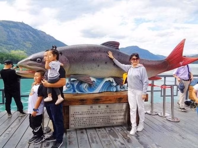 Các chuyên gia tin rằng sự hoang sơ của hồ Kanas, cùng với truyền thuyết thú vị, đã làm cho hồ này trở thành một điểm đến hấp dẫn và nổi tiếng với phong cảnh tuyệt đẹp cùng hàng nghìn loài cây quý hiếm. Cá hồi Zheluo sống mạnh mẽ ở đây do môi trường ưa thích và không có thiên địch, giải thích lý do tại sao chúng có thể đạt kích thước lớn đến vậy.