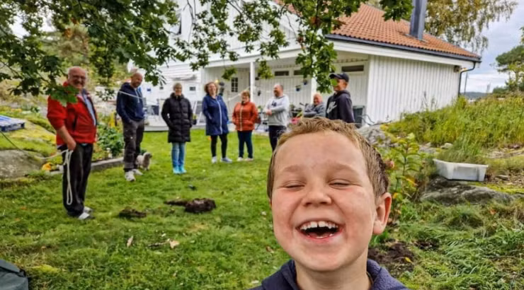 Các nhà khảo cổ học đang tiến hành nghiên cứu để xác định xem liệu địa điểm này có cần khai quật hay không.