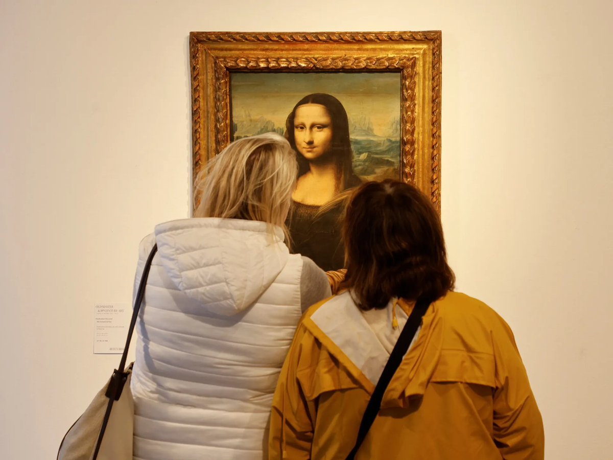 Mona Lisa trong bức tranh không có lông mày và lông mi. Khi phóng to, người ta phát hiện hai chữ cái trong mắt phải của Mona Lisa, có thể là LV, được cho là viết tắt theo tên của Leonardo da Vinci.