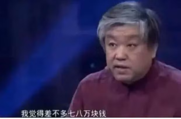 Nó được làm bằng mạ vàng và có lông chim bói cá, được gọi là Diancui.