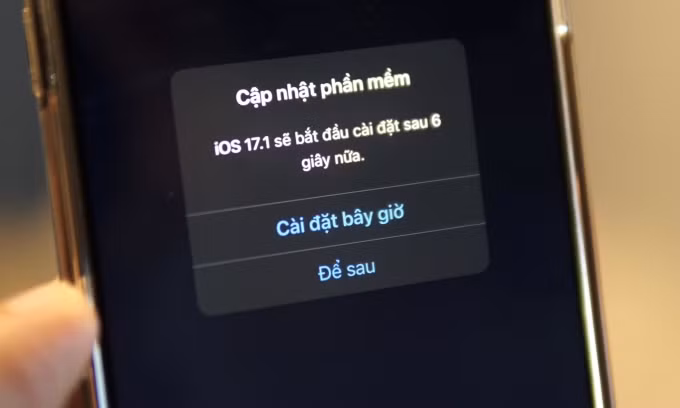 Nhiều người dùng báo cáo rằng sau khi cập nhật lên iOS 17.1, các dòng iPhone từ XS, XS Max, XR và iPhone 11 series thường trở nên nóng hơn và có mức độ tiêu hao pin cao hơn, đặc biệt khi sử dụng các ứng dụng nặng như chơi game hoặc chỉnh sửa video.