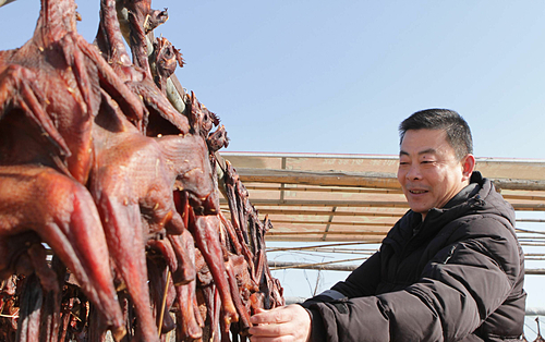 Món "gà hong gió" vẫn còn được ưa chuộng tại Tây Tạng và một số vùng lân cận, nhưng nó đã trở thành một món ăn gây tranh cãi về cách chế biến và đối xử với động vật".