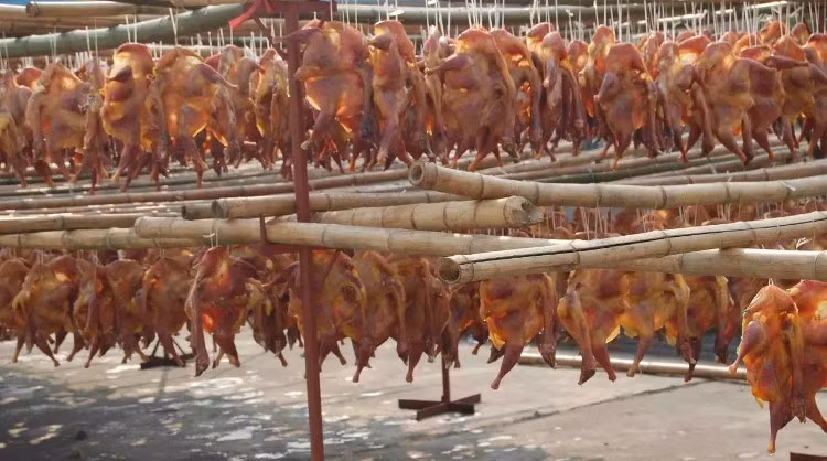 Gà hong gió được cho là có vị ngon đặc trưng và là món ăn "đại bổ" theo quan niệm người dân Tây Tạng.