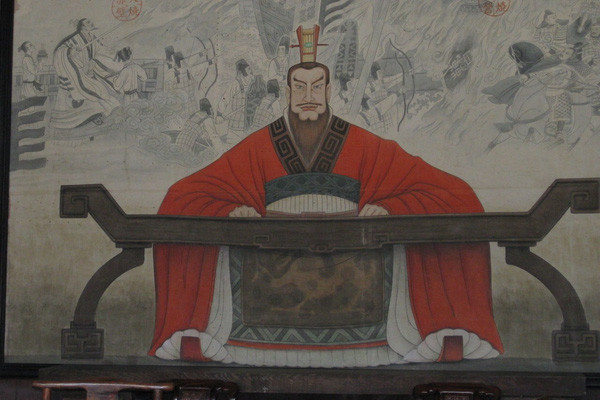 Mặc dù món "gà hong gió" này có nguồn gốc từ thời Tam Quốc ở Trung Quốc và được Tôn Thượng Hương, vợ của Lưu Bị, làm để chiều lòng chồng mình, nhưng cách chế biến này đã bị lên án bởi sự tàn nhẫn của nó.