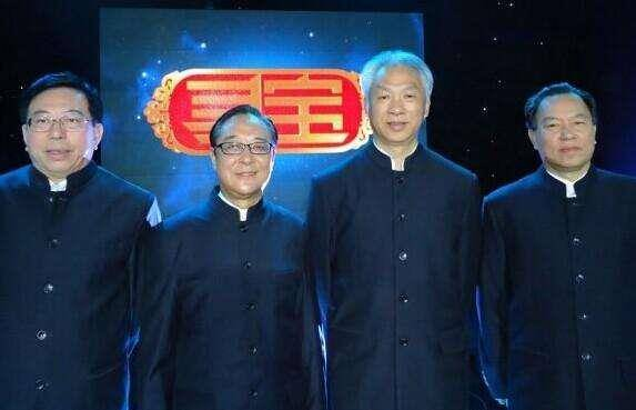 Con dao được trang trí tinh tế và còn có một viên đá san hô lớn và phần ngà voi khảm bên trong thân con dao.