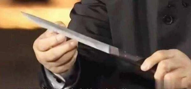 Các chuyên gia thẩm định sau khi xem xét con dao đã rất ngạc nhiên và nói rằng, con dao như vậy làm sao mà cô dám dùng!